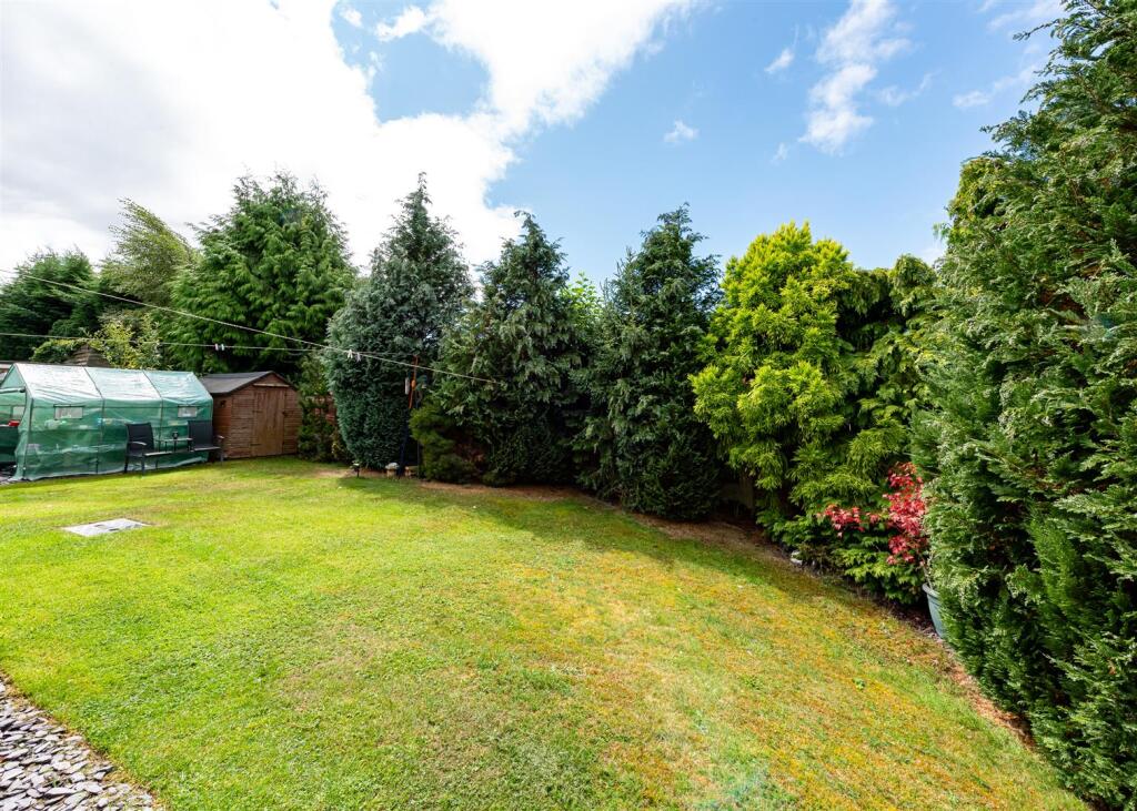 8 Barrington Close-externals-1.jpg