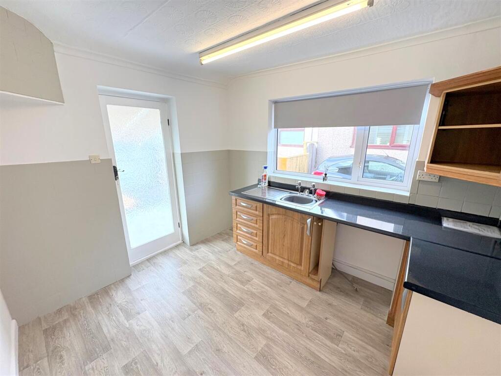 Kitchen b.jpg