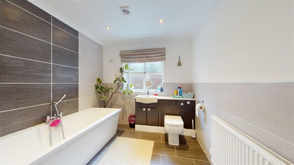 FAMILY BATHROOM