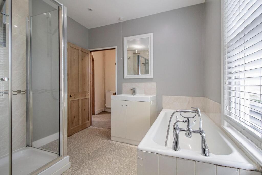 46 Garland Street [Bath + Shower Room] 03.jpg