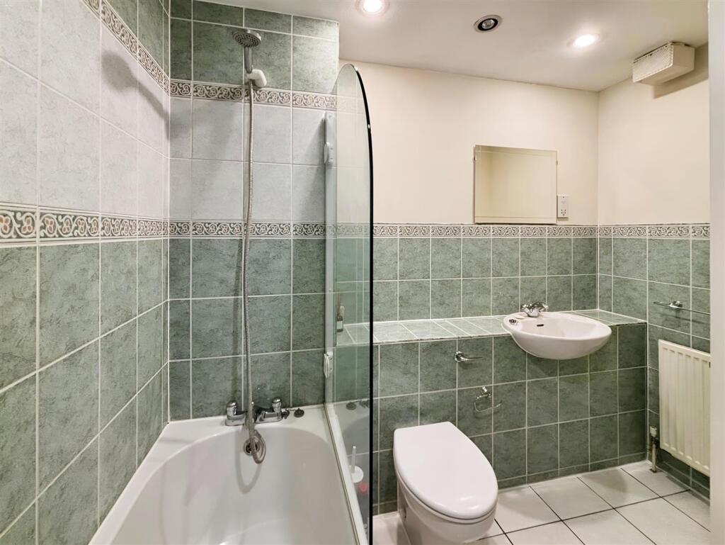 6a2efe79-Bathroom 203.jpg