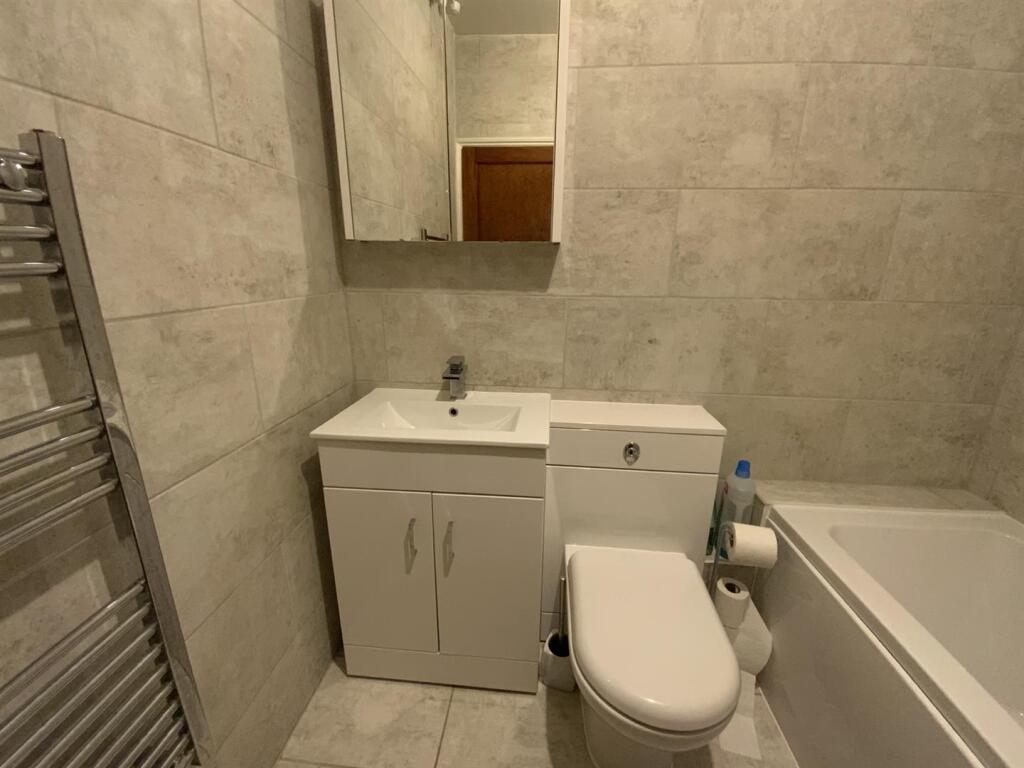 13 - bathroom .jpg