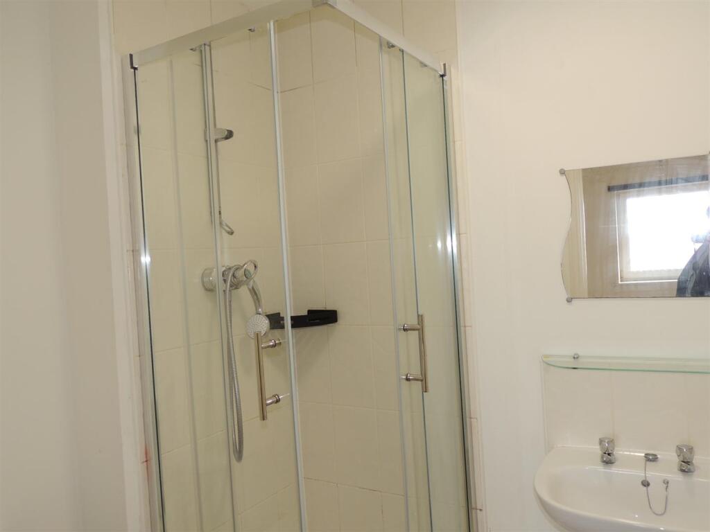 EN-SUITE SHOWER ROOM