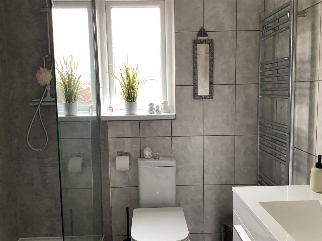 bathroom 2 1.jpg