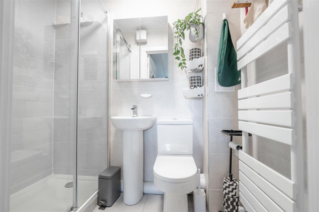 ensuite.jpg