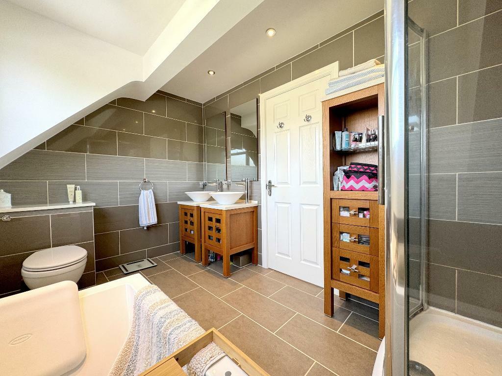 Master bedroom en-suite bathroom