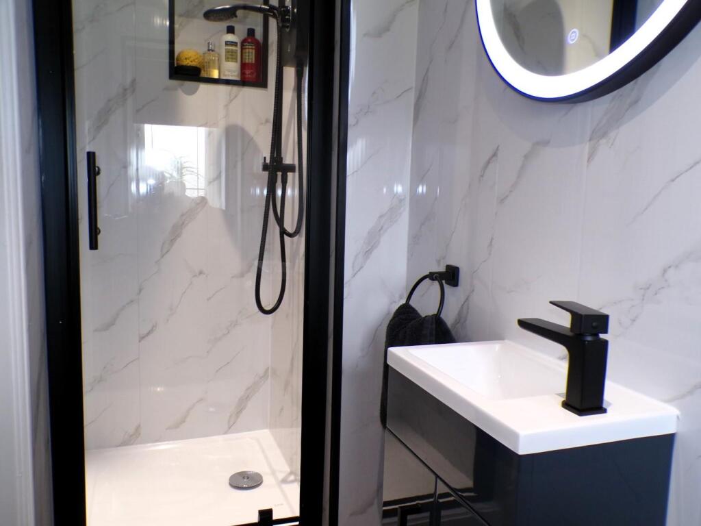 RavenoakDv67ensuite1.JPG
