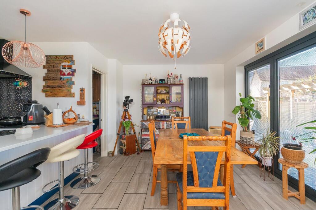 0B2TRCS - KitchenDiner F.jpg