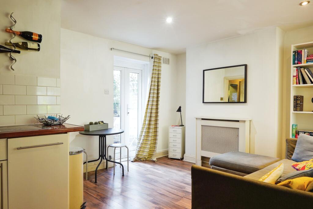 Lounge/Dining Area