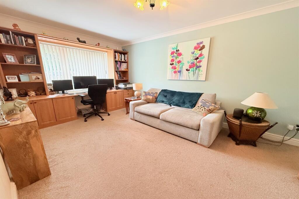 Downstairs bed/Offic