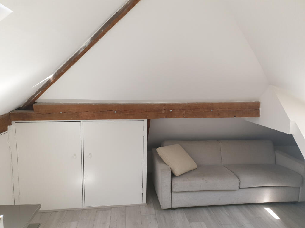 Studio flat to rent in Hendon