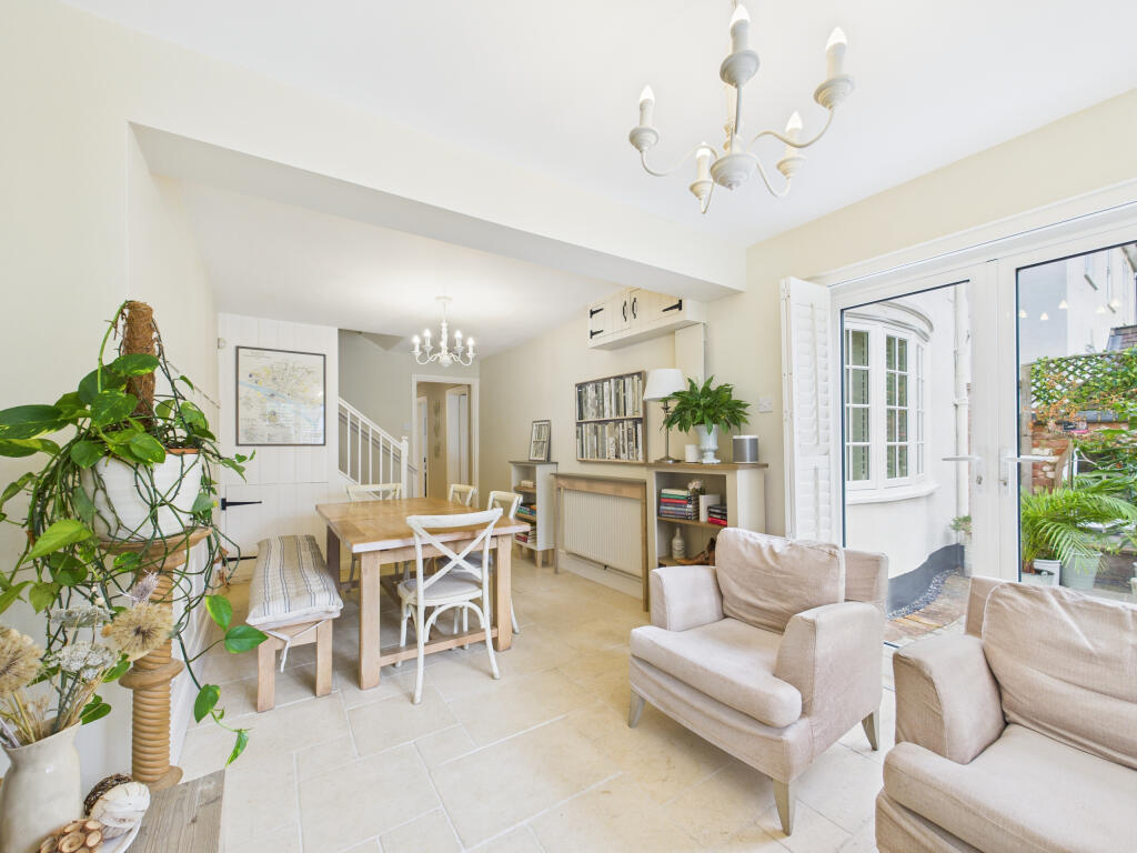 CAM01354G0-PR0600-STILL021