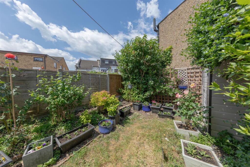 The Crescent, E17