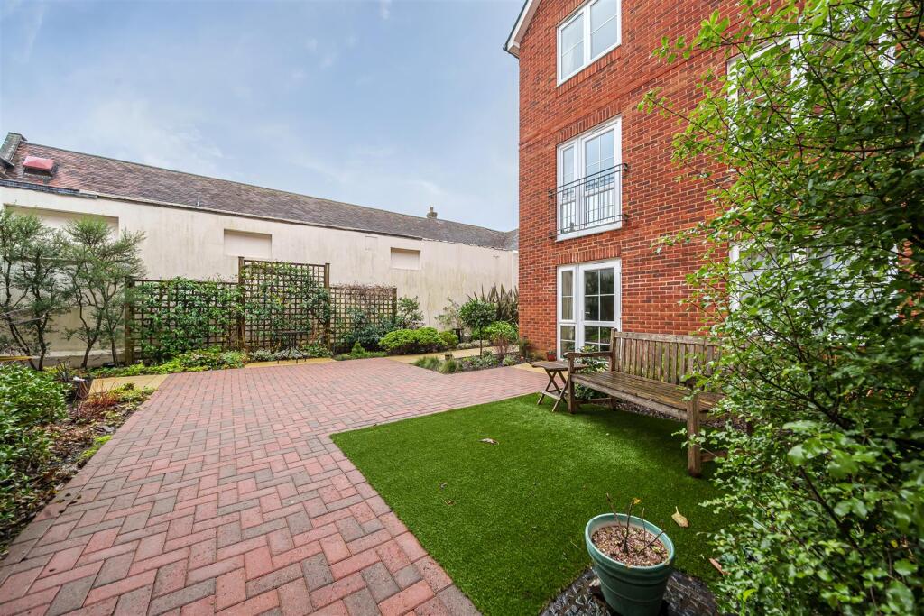 Owners outdoor area.jpg