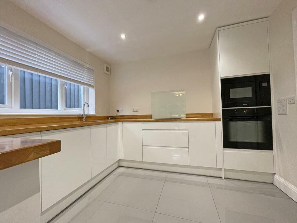 Moat Park 15 Kitchen 2...jpg
