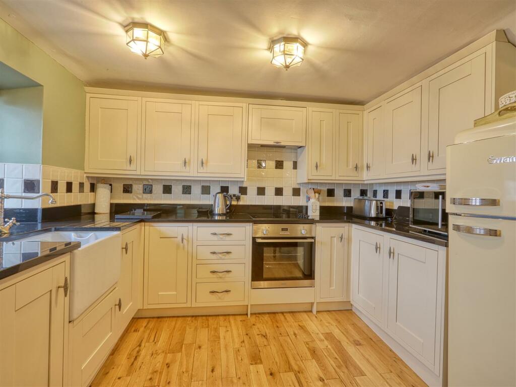 The Good Knight - Dining Kitchen