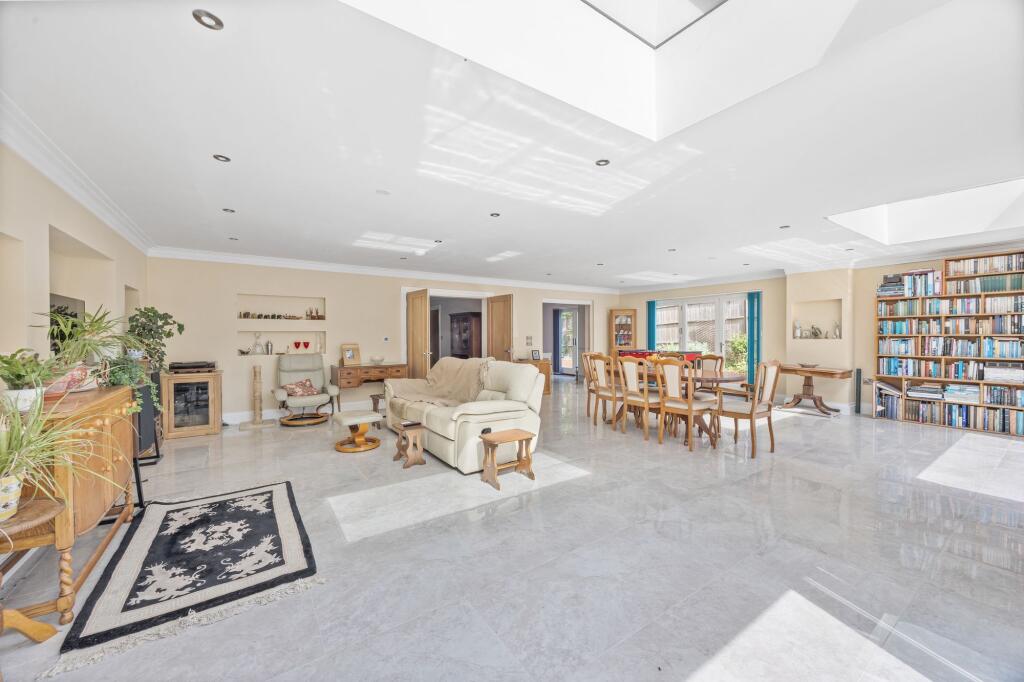 Lounge / Dining Area