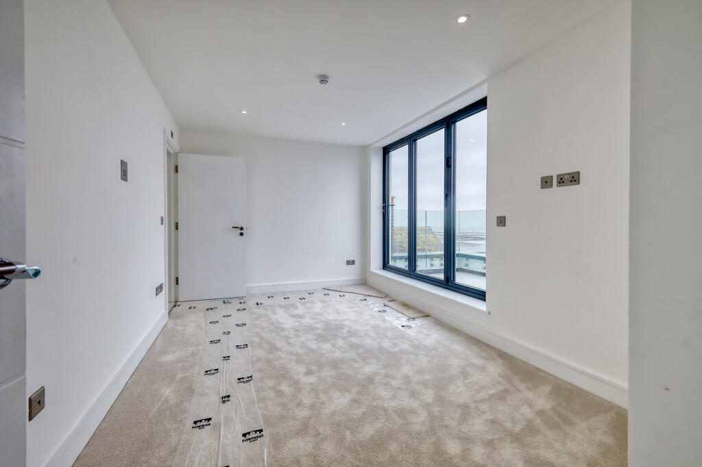 5 Thames View bed...