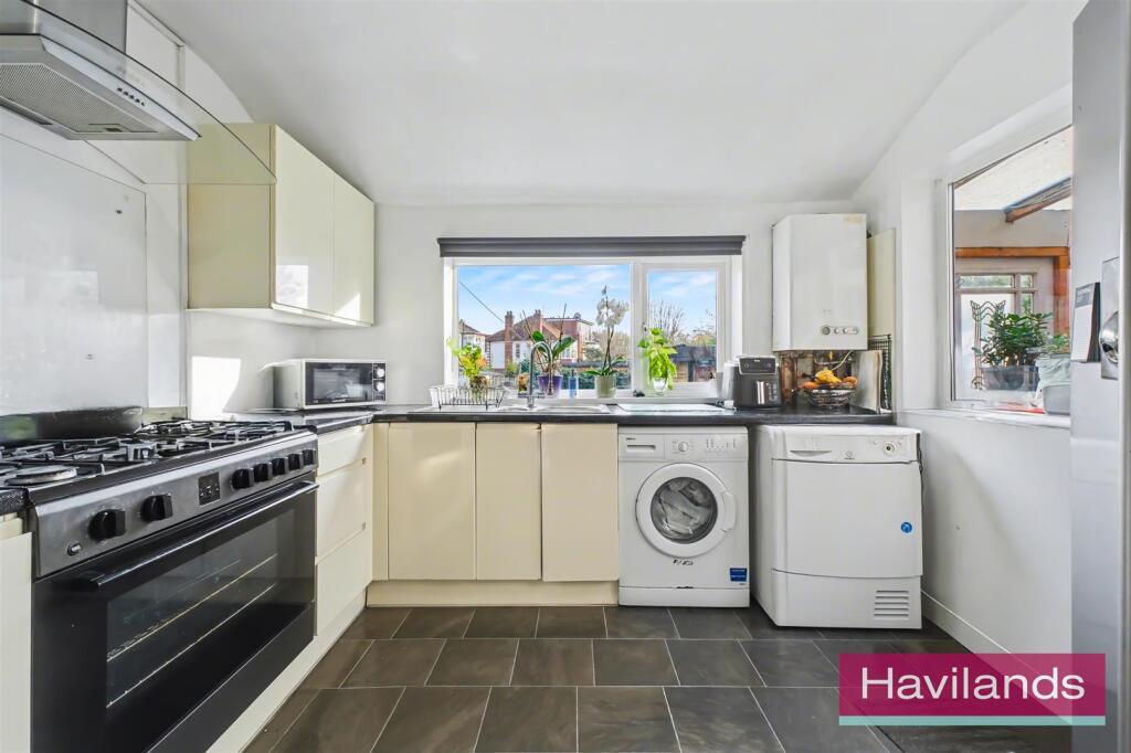 39 Laburnum Grove N21 3HT-3.jpg