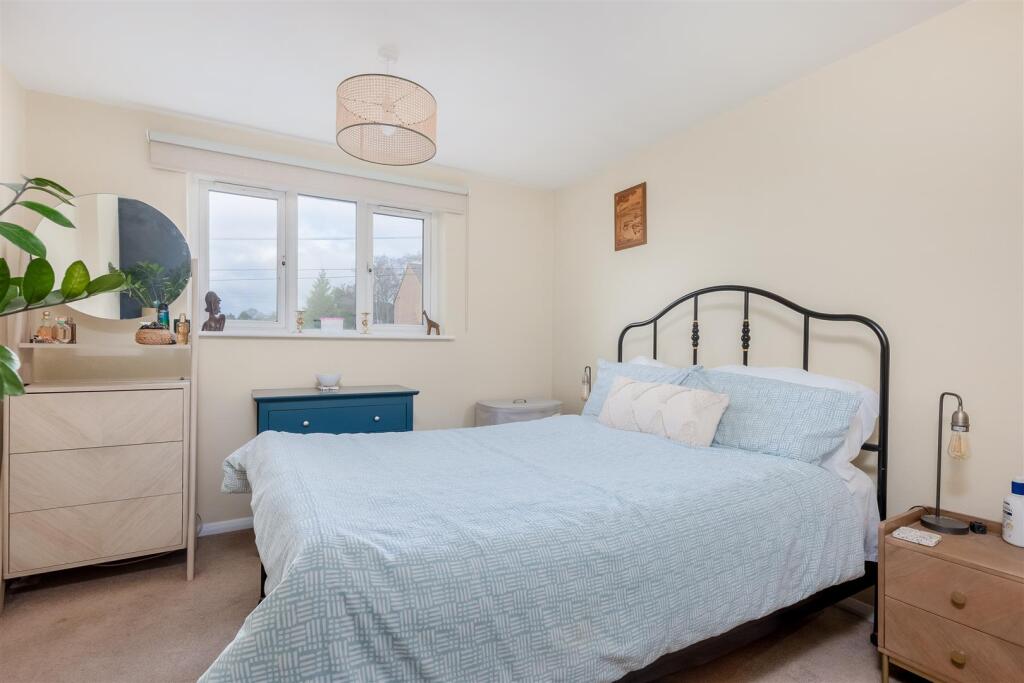 8 Hill Close 2019-8.jpg