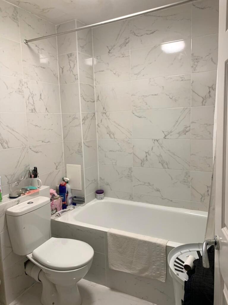 locket bathroom 7777