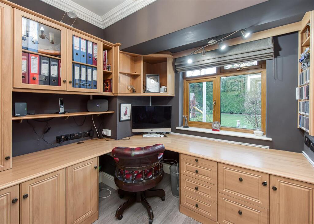 1 Woodthorne Road-bed4.jpg