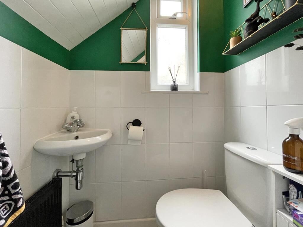 Cross Park Road 23 - Cloakroom.jpg