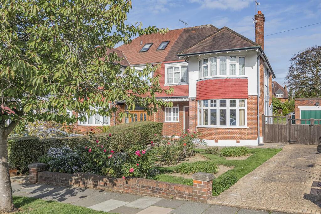 FRONT GARDEN &amp; DRIVEWAY
