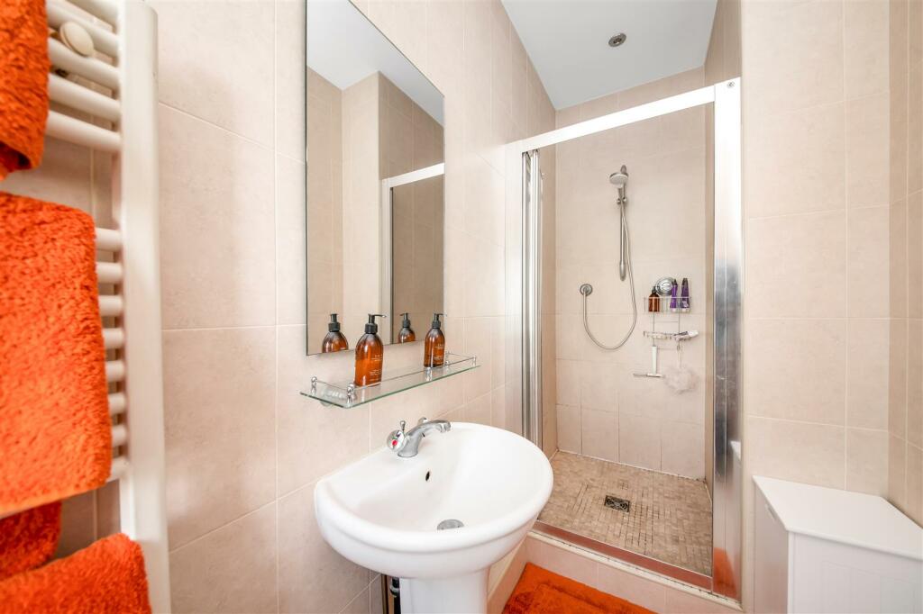 EN-SUITE SHOWER ROOM