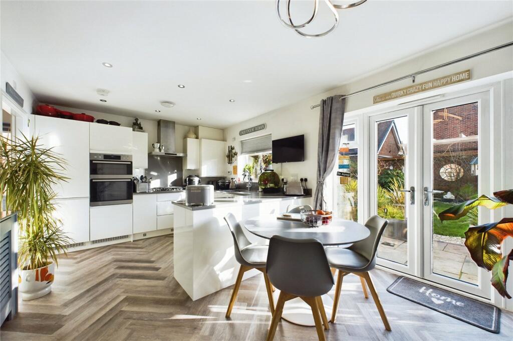 Diner/ Kitchen