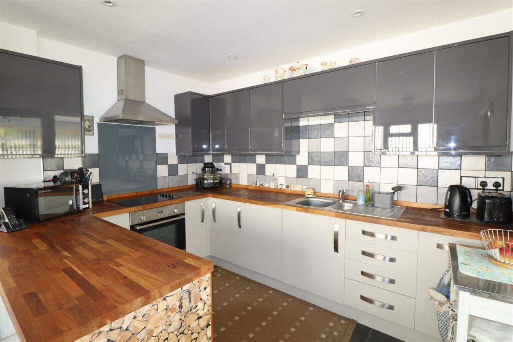 Kitchen (4).JPG
