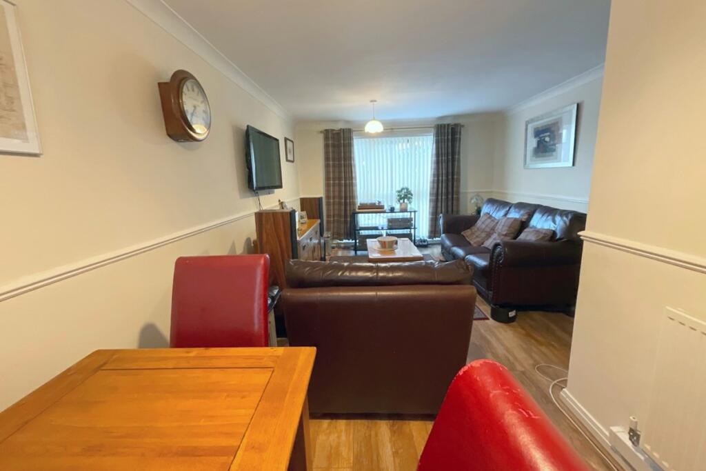 LIVING ROOM/DINING R