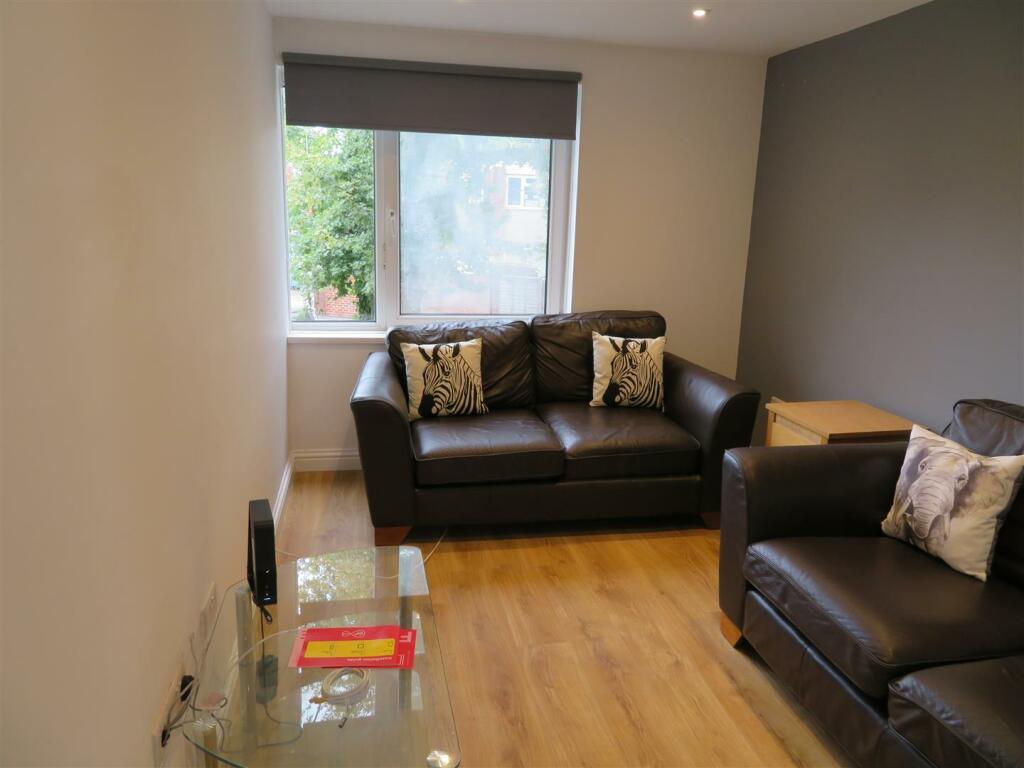 13 Milverton Lounge2.JPG