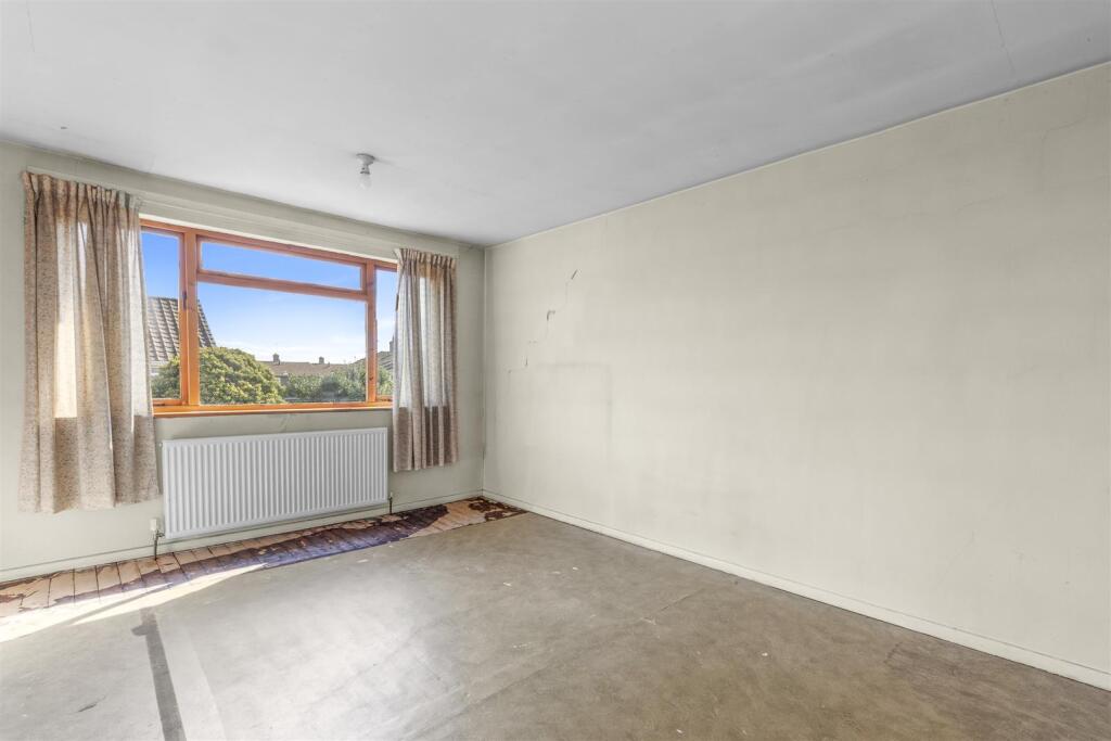 38 Harries Way, HP15 6UE-6.jpg