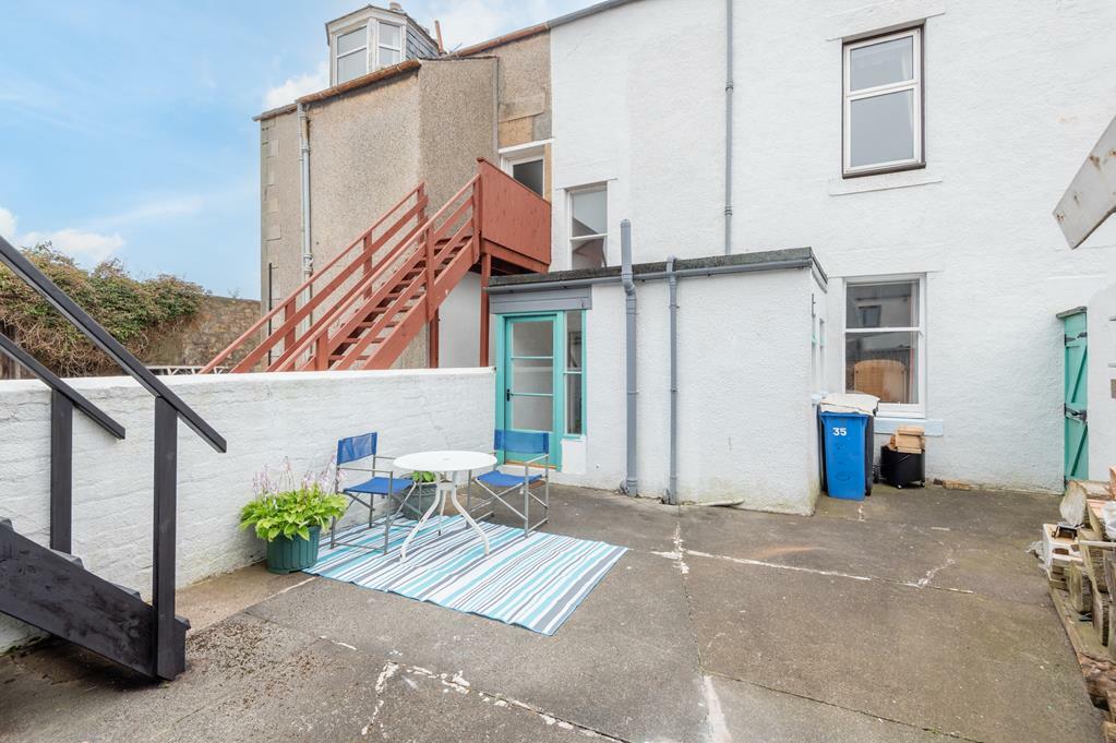 COURTYARD TO FRONT