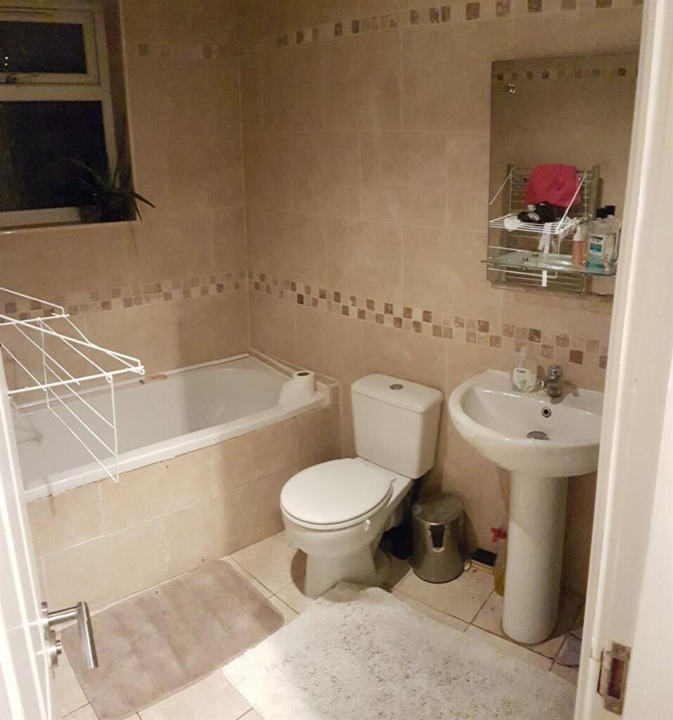 A clean and well-maintained bathroom suite feat...