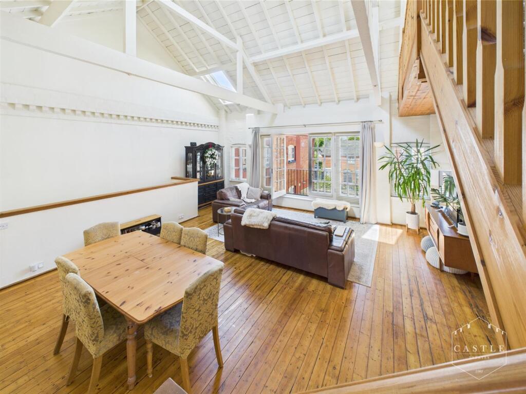 OPEN PLAN LOUNGE/DINING ROOM