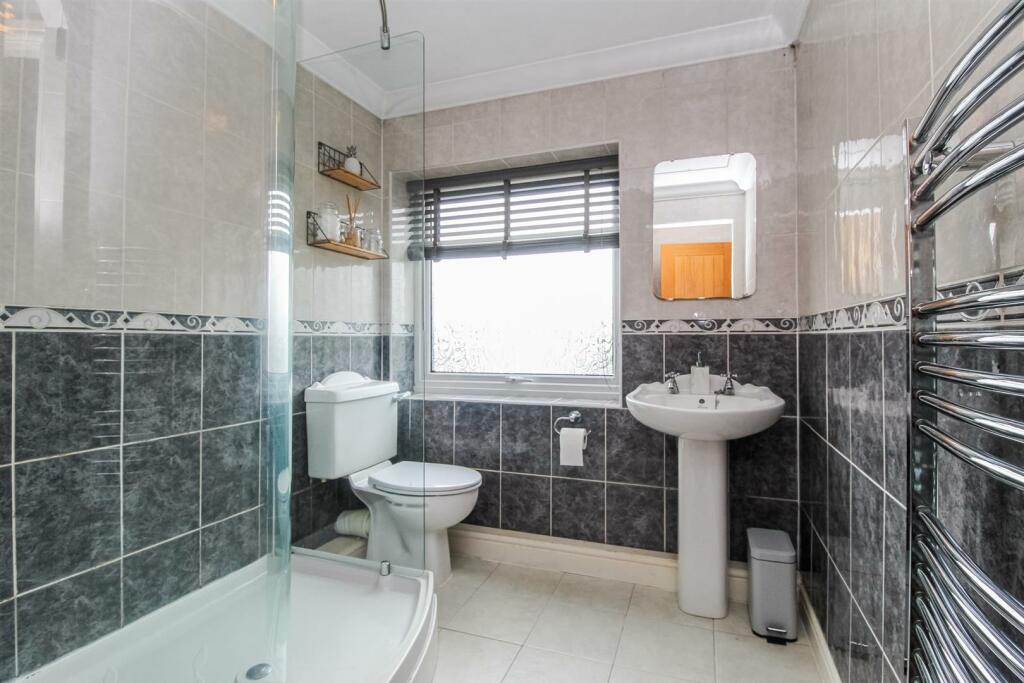 EN SUITE SHOWER ROOM/W.C.