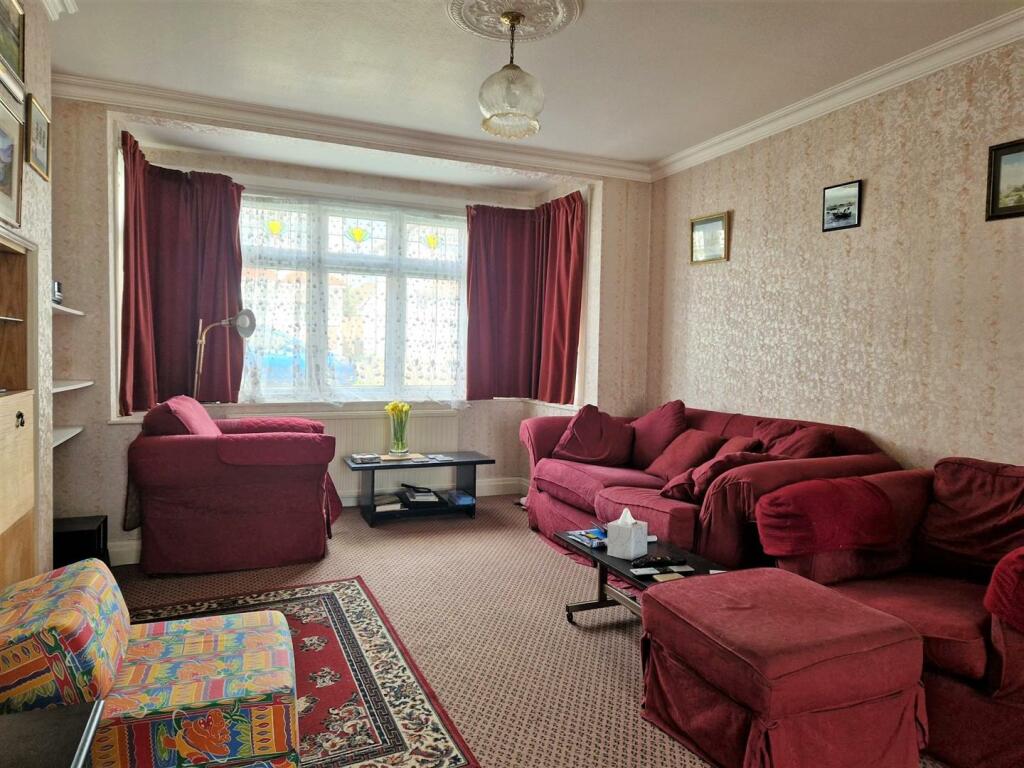 Lounge 1.jpg