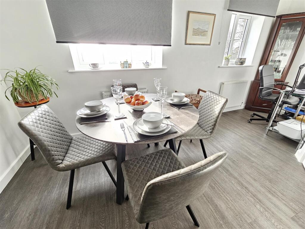 Dining area (2).jpg