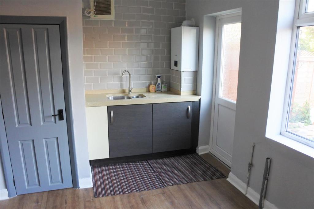 Kitchen 2.JPG