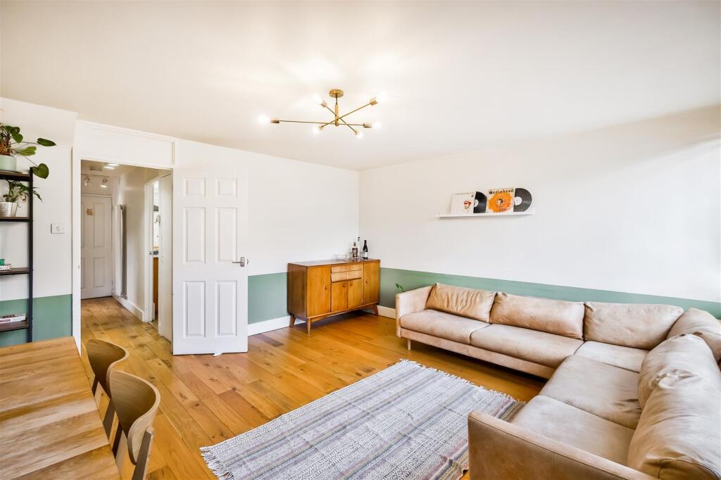 37 Navestock Crescent-18.jpg