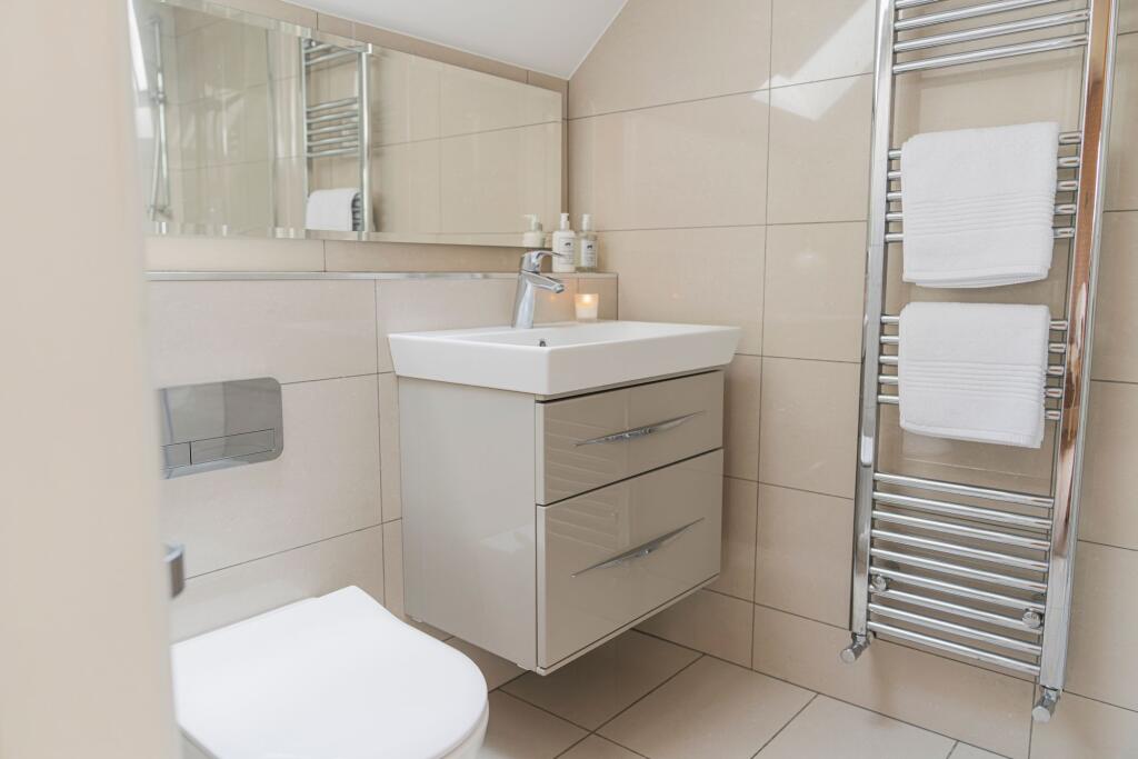 Principle Bedroom en-suite with shower