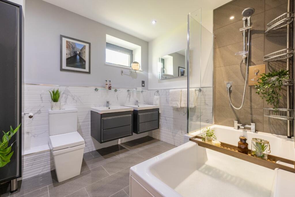 Bedroom 6 en-suite