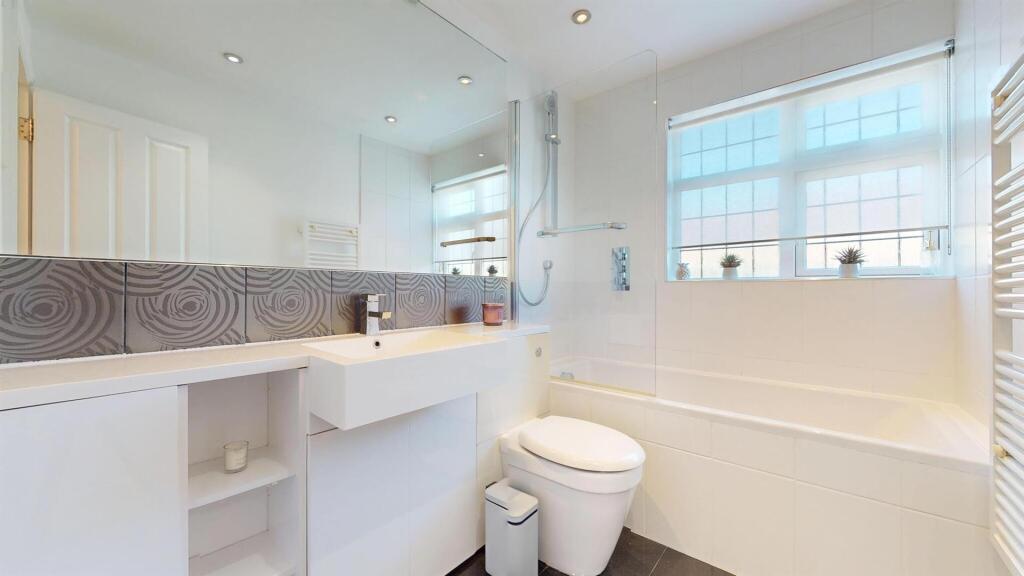 Second bathrom with bath - Spacious house for Sale