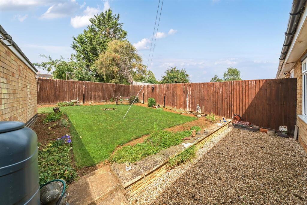 15 Simons Walk, Pattishall (7).jpg