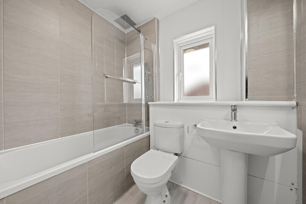 5 Summer Place KT15006