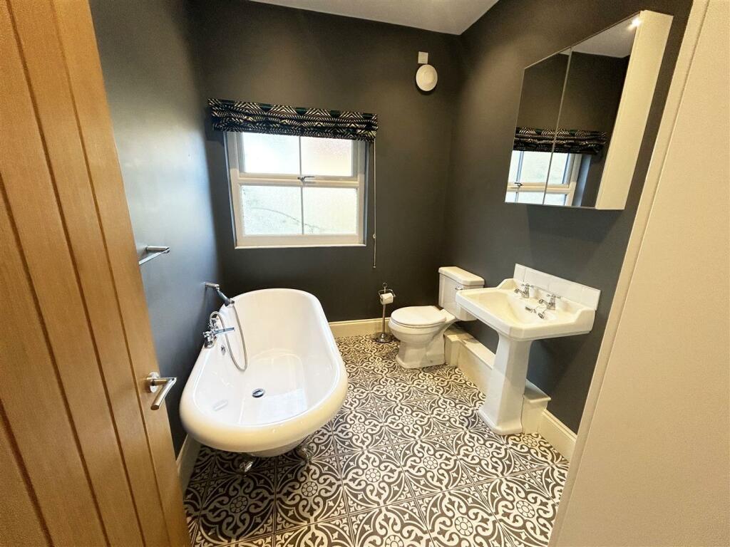 GROUND FLOOR BATHROOM