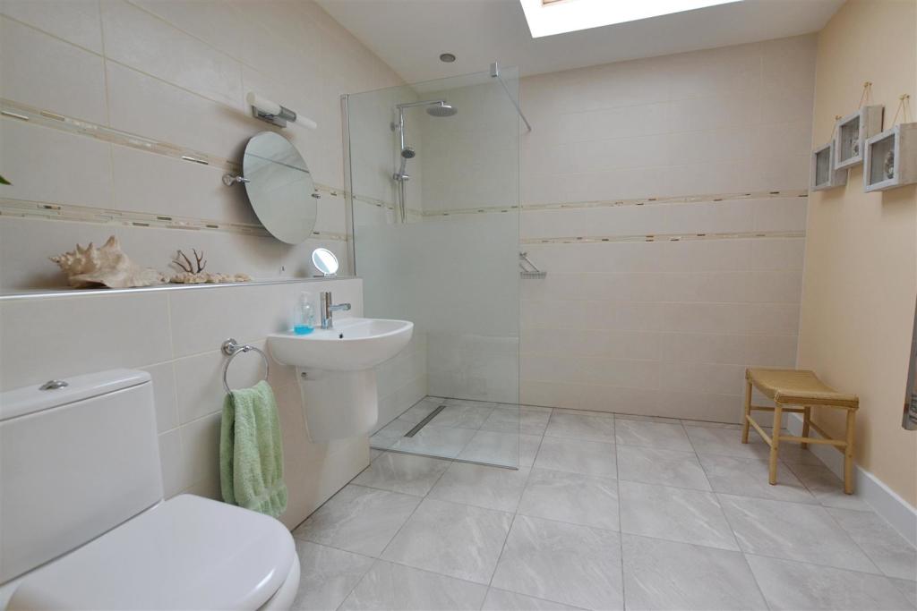 annexe wet room.JPG