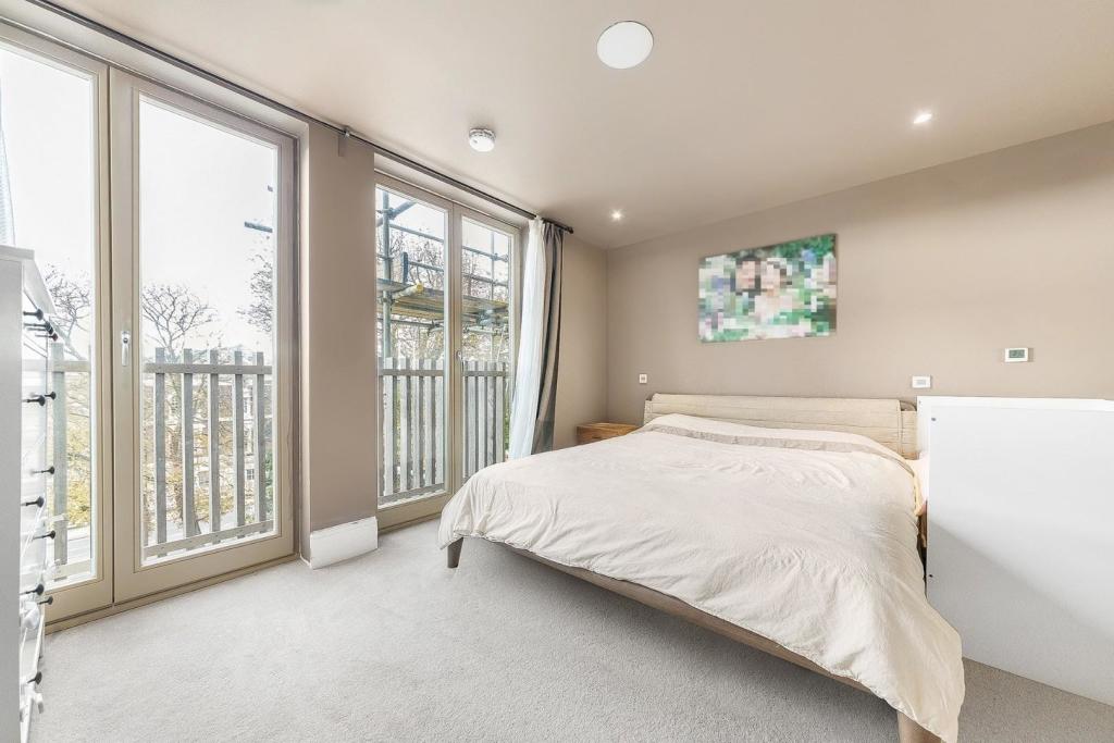 Principal Bedroom (2).jpg